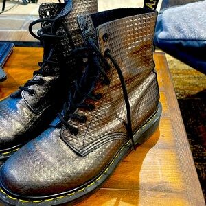 Bronze metallic Dr.Marten boots hardly worn, super comfortable, stunning boot
